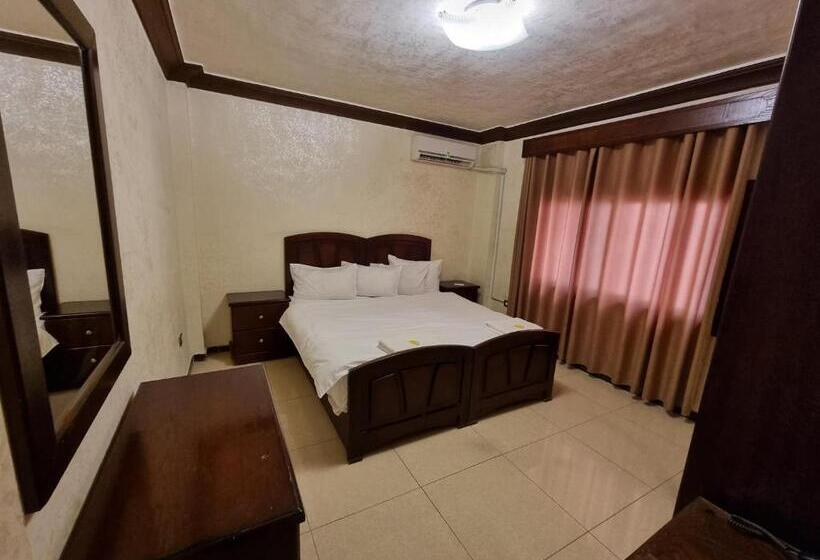 اتاق خانوادگی, Nahas Plaza