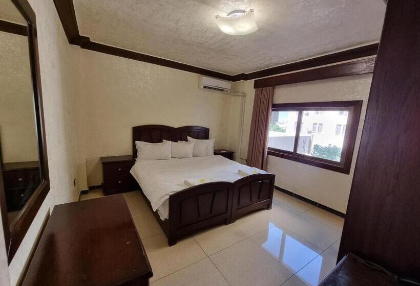 اتاق خانوادگی, Nahas Plaza