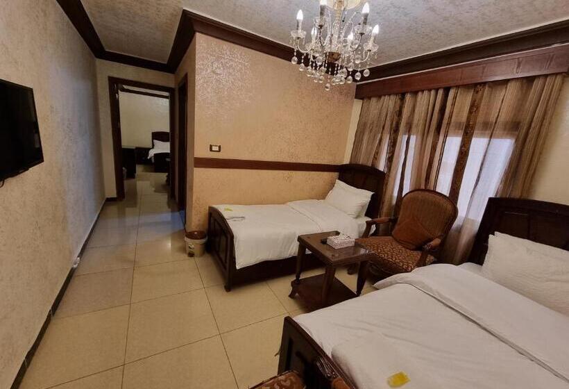 اتاق خانوادگی, Nahas Plaza