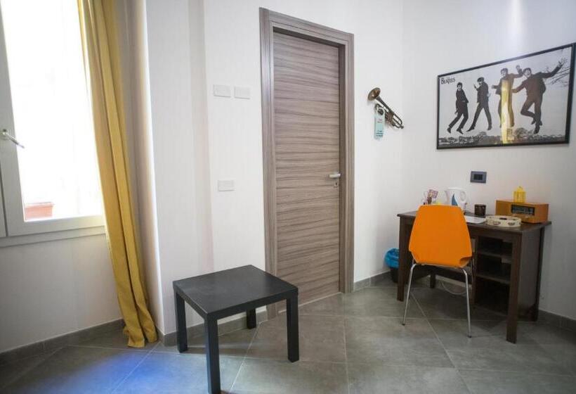 Четырехместный Номер Deluxe, Hello World