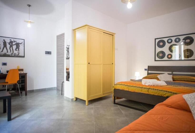 Четырехместный Номер Deluxe, Hello World