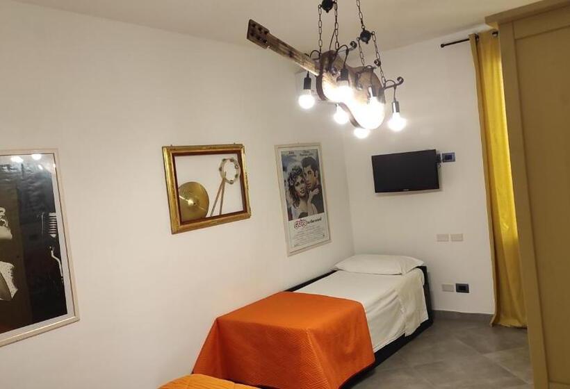 Четырехместный Номер Deluxe, Hello World