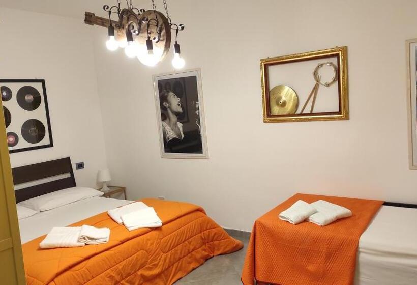 Четырехместный Номер Deluxe, Hello World