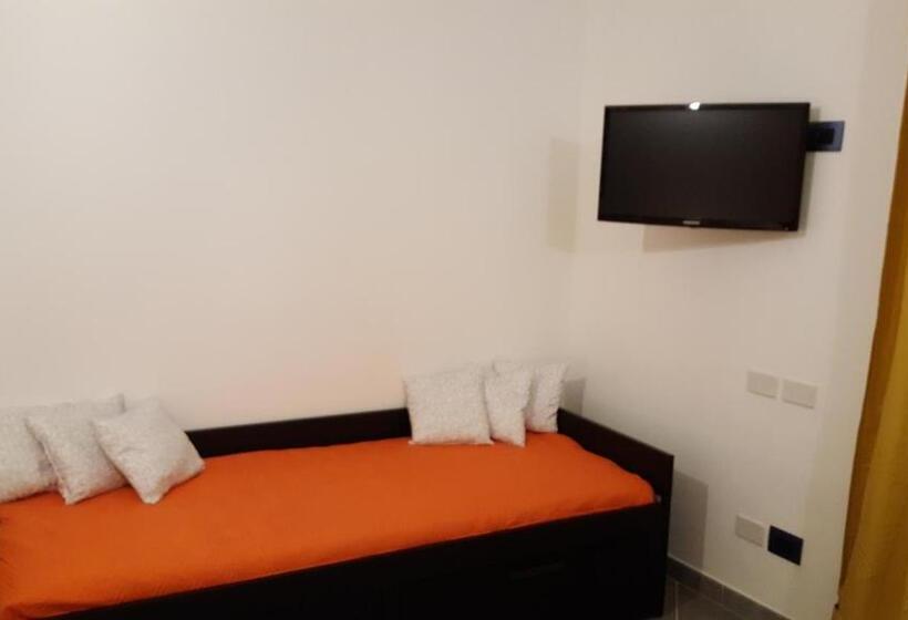 Четырехместный Номер Deluxe, Hello World