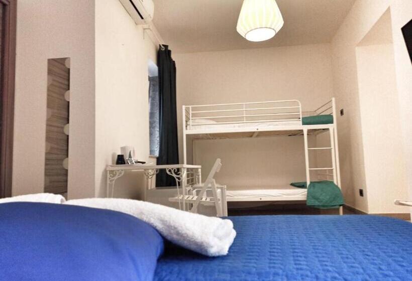 Семейный Номер Superior, Hello World