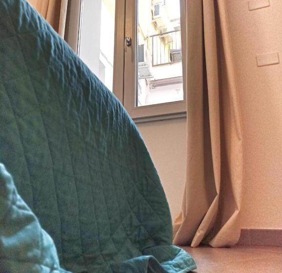 Номер Deluxe, Hello World