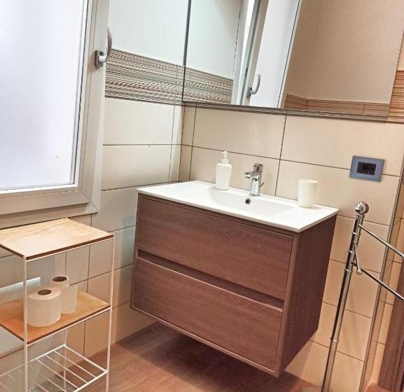 Номер Deluxe, Hello World