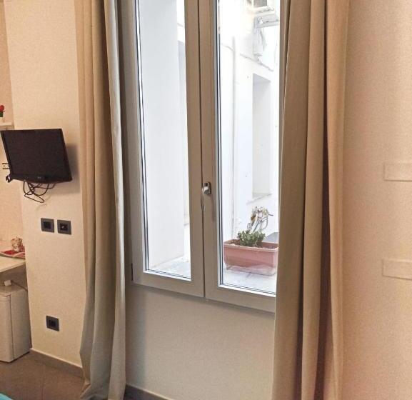 Номер Deluxe, Hello World