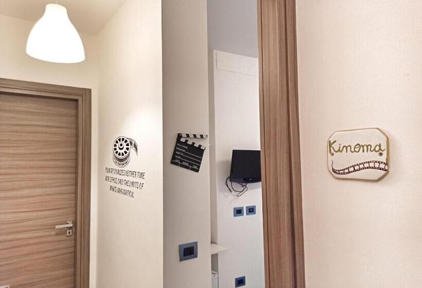 Номер Deluxe, Hello World