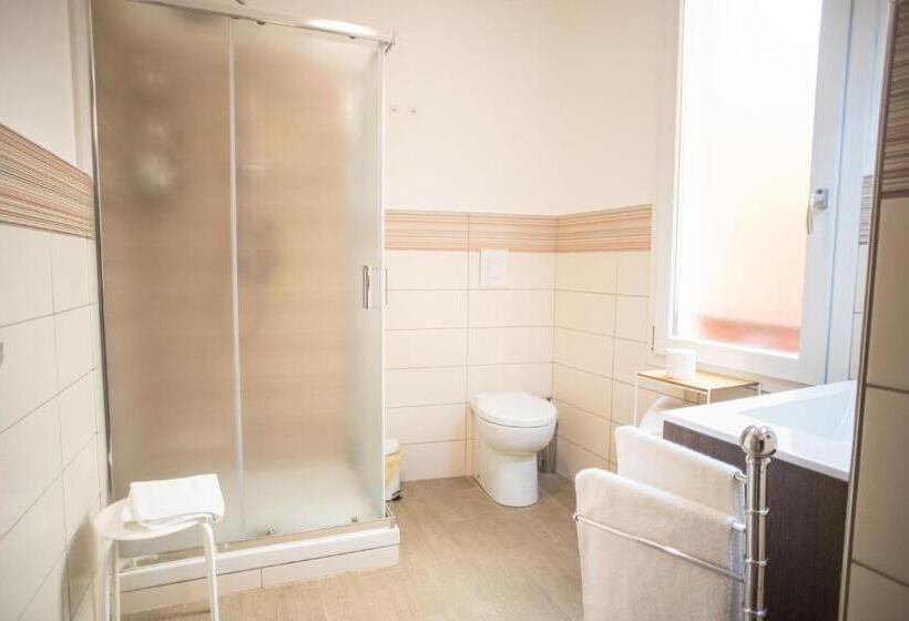 Номер Deluxe, Hello World