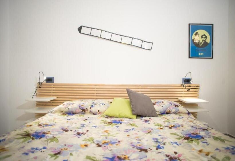 Номер Deluxe, Hello World