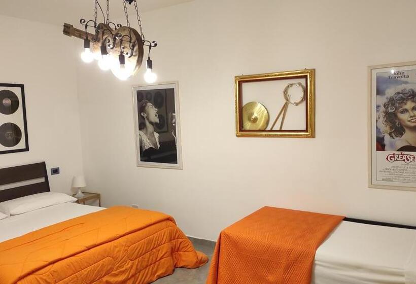 Четырехместный Номер Deluxe, Hello World