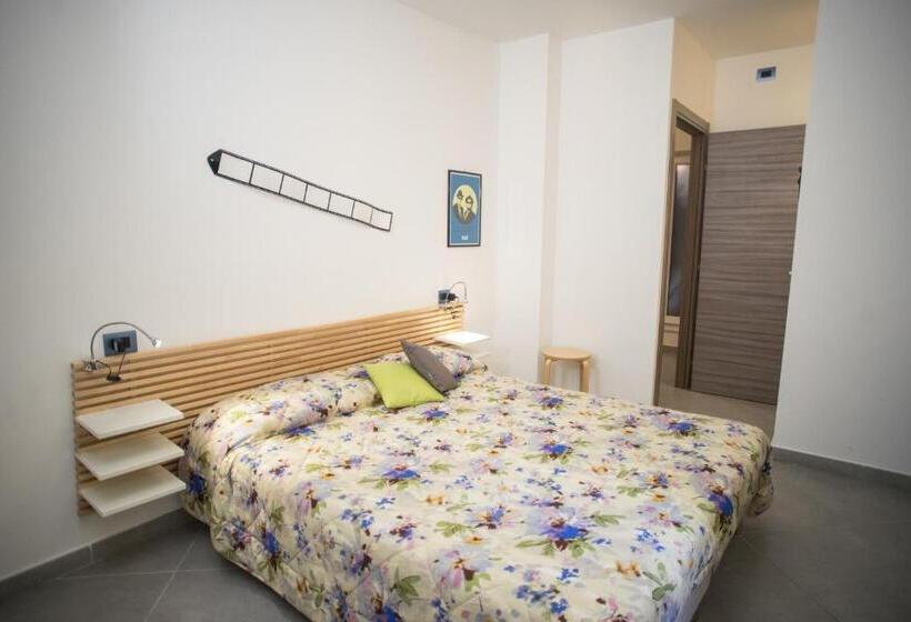 Номер Deluxe, Hello World