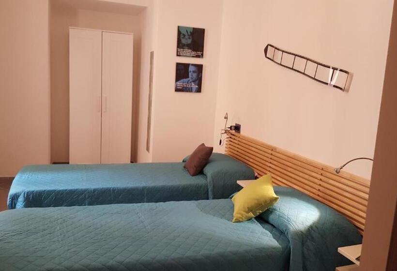 Номер Deluxe, Hello World