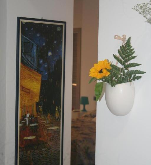 Номер Deluxe, Hello World