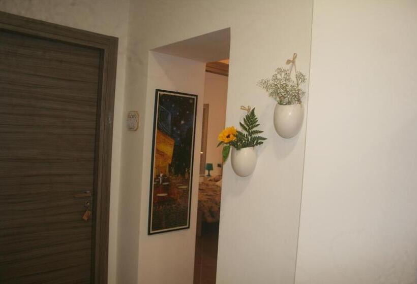 Номер Deluxe, Hello World