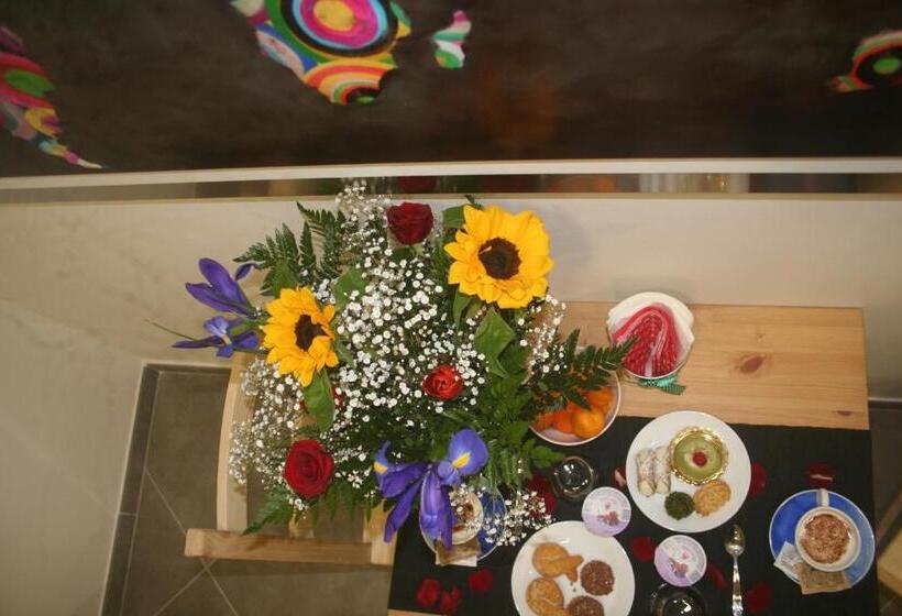 Номер Deluxe, Hello World