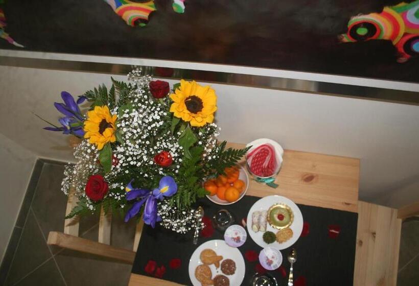 Номер Deluxe, Hello World