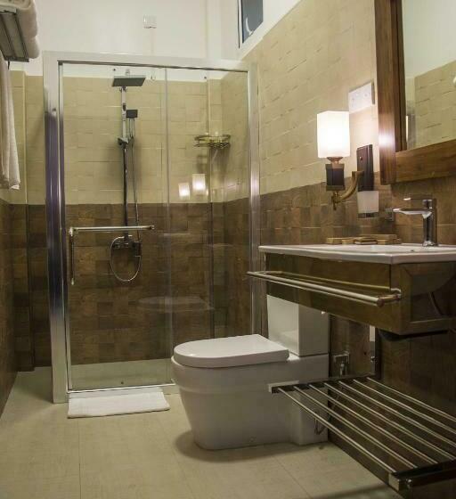 Camera Deluxe, Eagle Regency