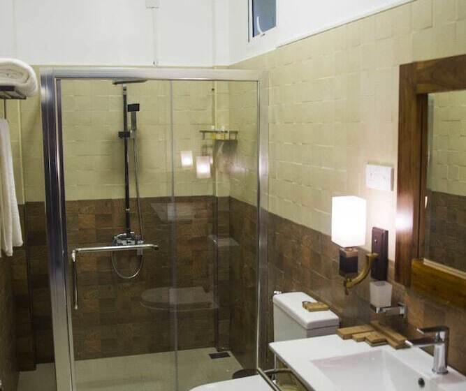 Camera Deluxe, Eagle Regency