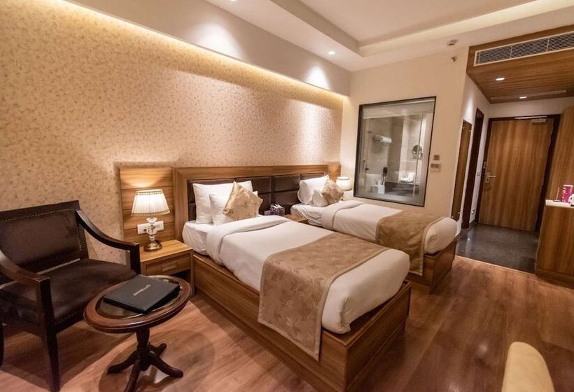 디럭스 룸, The Grand Ambassador