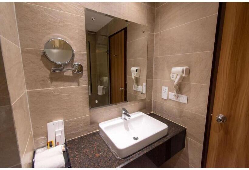 디럭스 룸, The Grand Ambassador