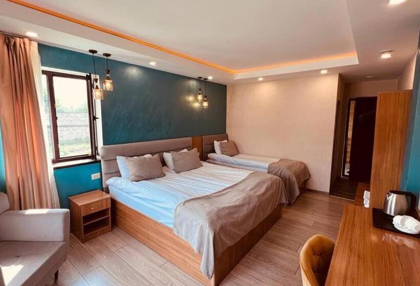 اتاق استاندارد سه نفره, Old Tatev