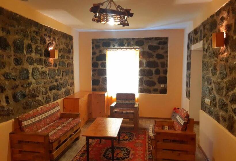 اتاق استاندارد با سرویس بهداشتی مشترک, Old Tatev