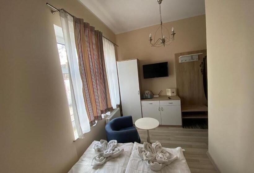 חדר בסיסי, Willa Pod Lipami