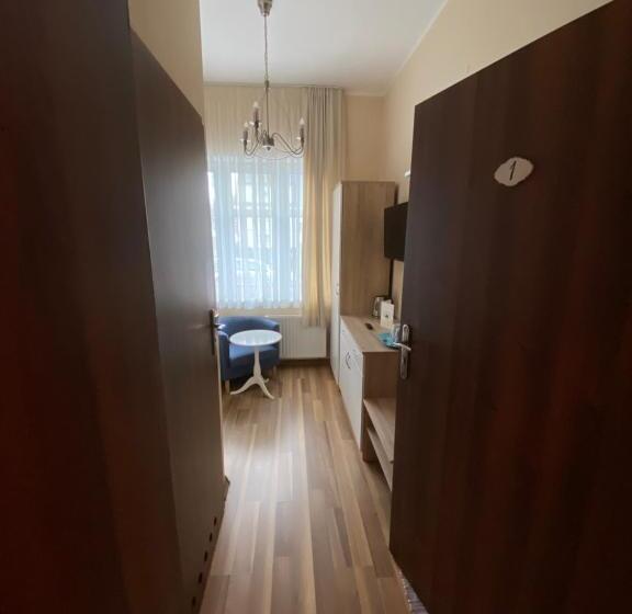 חדר בסיסי, Willa Pod Lipami