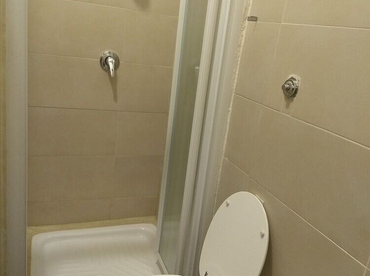 הכלכלה חדר לארבעה עם מקלחת משותפת, Amoraroma