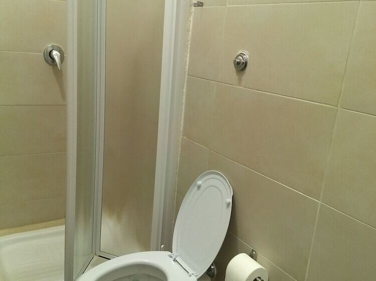 הכלכלה חדר לארבעה עם מקלחת משותפת, Amoraroma