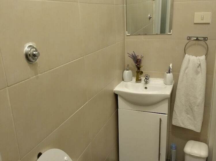 הכלכלה חדר לארבעה עם מקלחת משותפת, Amoraroma