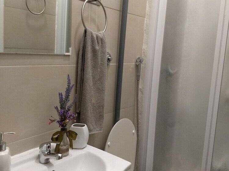 הכלכלה חדר לארבעה עם מקלחת משותפת, Amoraroma