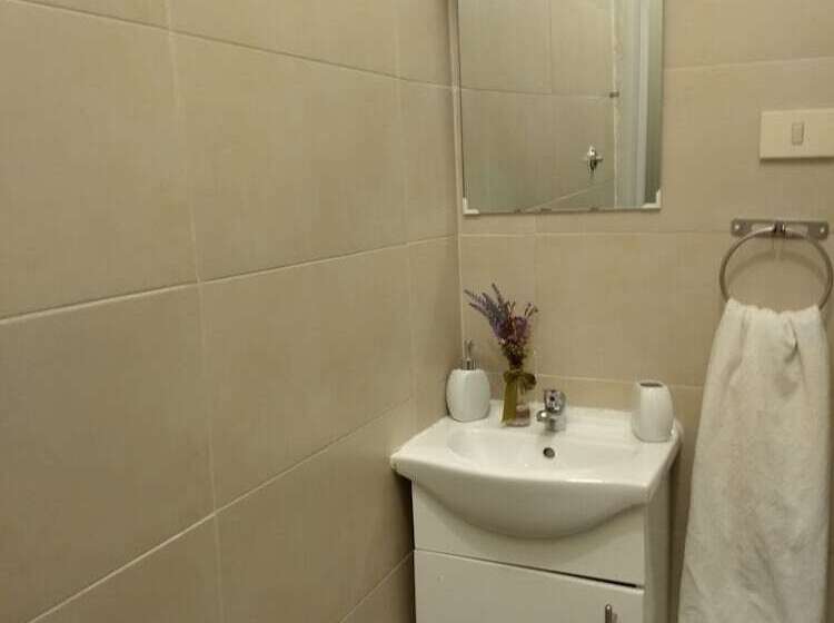 הכלכלה חדר לארבעה עם מקלחת משותפת, Amoraroma