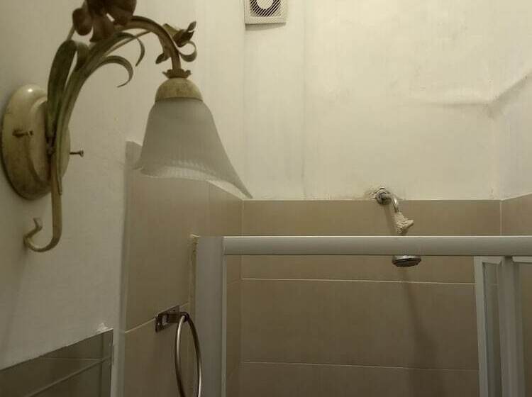 הכלכלה חדר לארבעה עם מקלחת משותפת, Amoraroma