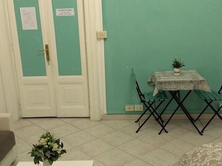 הכלכלה חדר לארבעה עם מקלחת משותפת, Amoraroma