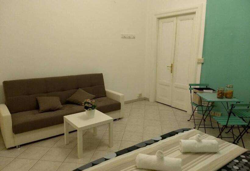 הכלכלה חדר לארבעה עם מקלחת משותפת, Amoraroma