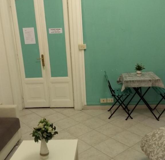 הכלכלה חדר לארבעה עם מקלחת משותפת, Amoraroma