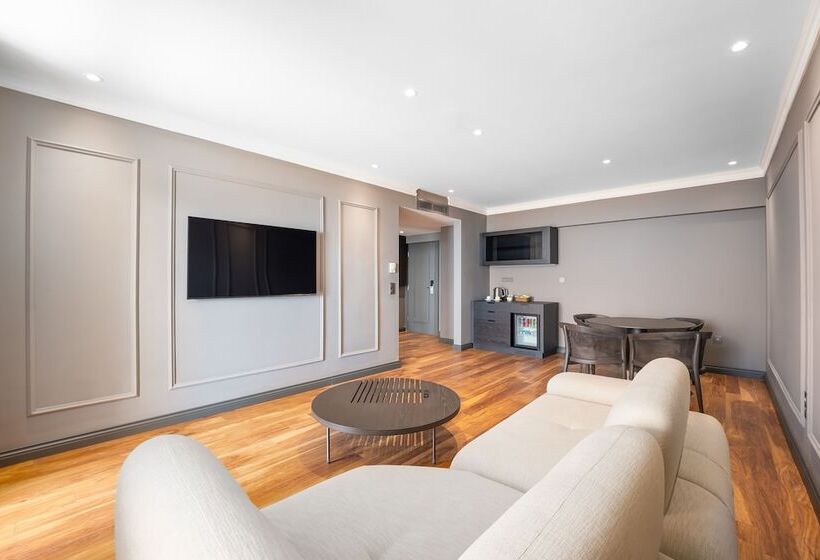 سوییت لوکس, Adora Hotel & Resort