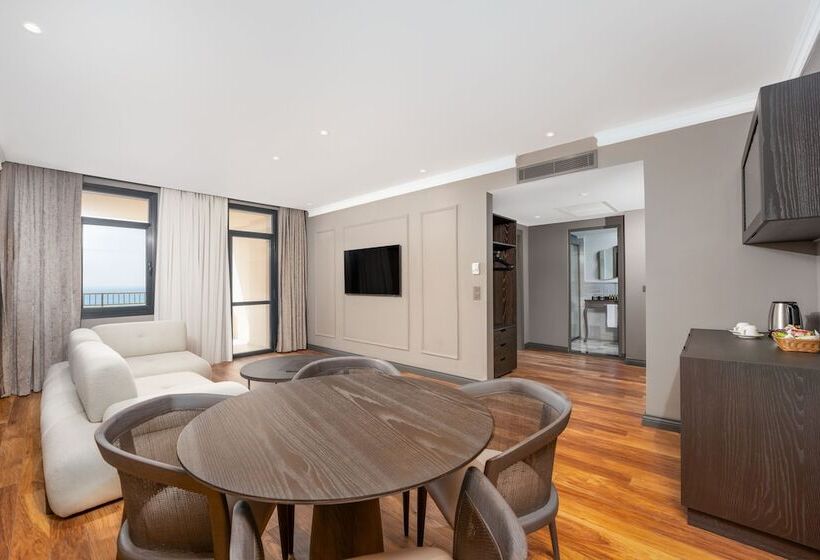 سوییت لوکس, Adora Hotel & Resort