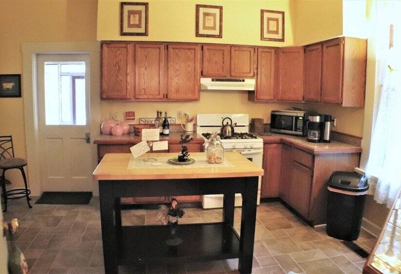 סוויטה, 50 Lincoln Short North Bed & Breakfast