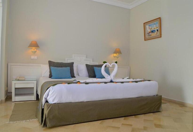 غرفة قياسية ثلاثية, Royal Garden Palace   Families And Couples