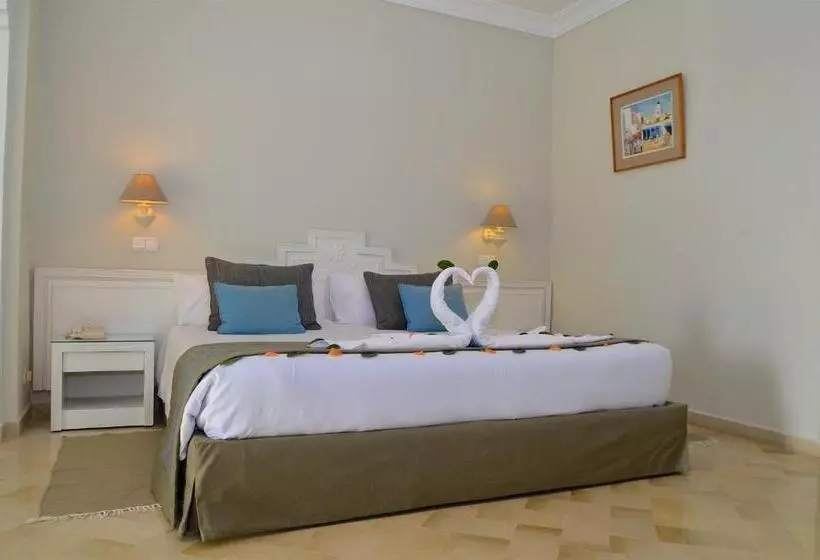 اتاق استاندارد سه نفره, Royal Garden Palace   Families And Couples