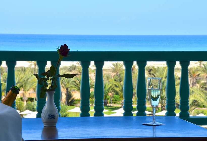 غرفة قياسية مطلّة علي البحر, Royal Garden Palace   Families And Couples