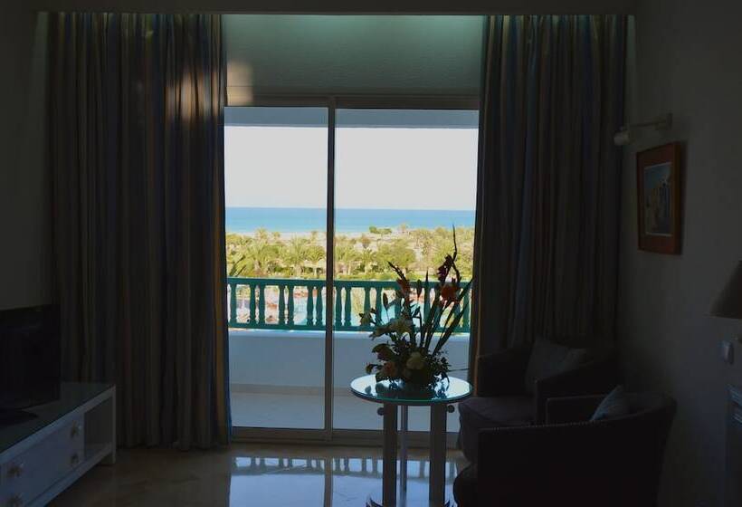 غرفة قياسية مطلّة علي البحر, Royal Garden Palace   Families And Couples