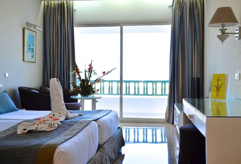 غرفة قياسية مطلّة علي البحر, Royal Garden Palace   Families And Couples