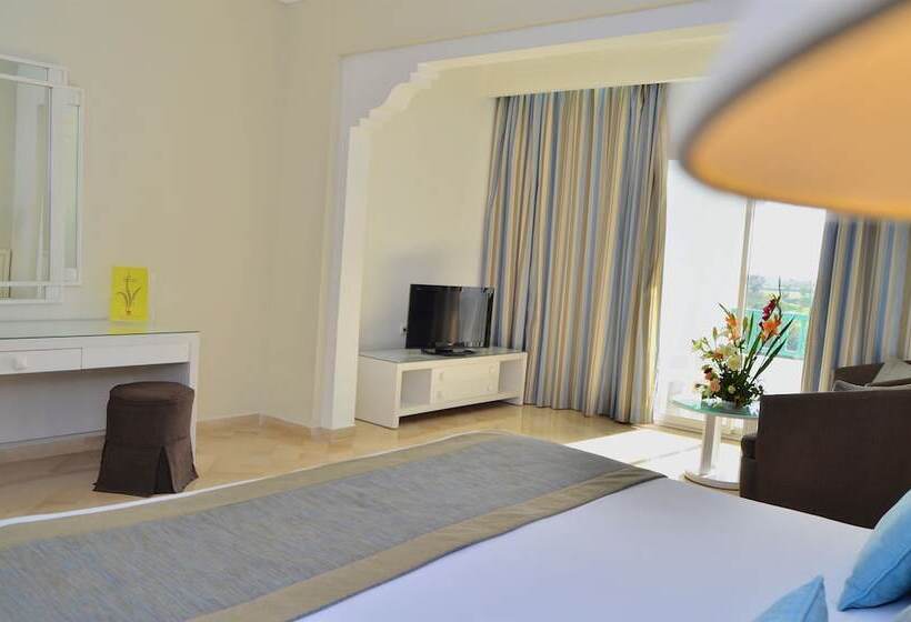 غرفة سوبيريور ثلاثية, Royal Garden Palace   Families And Couples