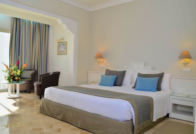 غرفة سوبيريور ثلاثية, Royal Garden Palace   Families And Couples