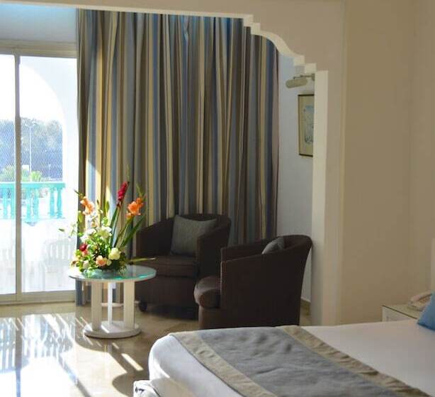 Triple Room Sea View, Royal Garden Palace   Families And Couples
